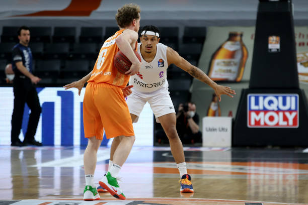 场上光芒四 场上光芒四